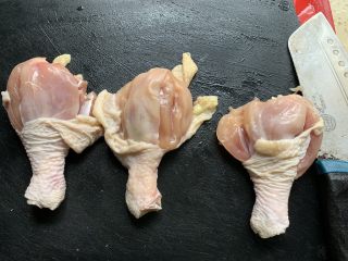 蒜香柠檬鸡,鸡腿肉最厚的地方切开以便煮熟。