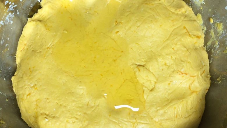 南瓜糯米夹心饼,在面团上放一些油，避免揉面团时粘手。