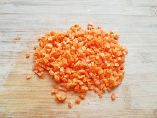 炒杂粮饭,胡萝卜洗干净切成小丁。