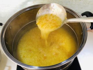 香浓小米南瓜粥,适时用勺子搅拌，直到南瓜煮烂小米粘稠即可。