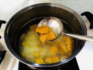 香浓小米南瓜粥,煮十分钟左右倒入南瓜，再用勺子搅拌几下，盖上盖子，同样留个缝隙。
