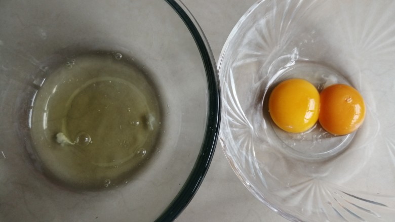 可可味小蛋糕卷,蛋黄和蛋清打在两个无水无油的盆里。
