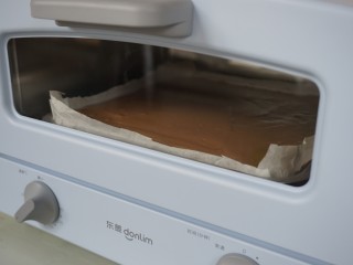 可可味小蛋糕卷,放入已经预热到180度的东菱3706小烤箱里，烘烤15分钟左右（实际烘烤温度要根据自家烤箱脾气而定）。