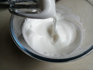 可可味小蛋糕卷,鸡蛋清分3次加入糖，用电动打蛋器打发至蛋白霜有大弯钩的状态