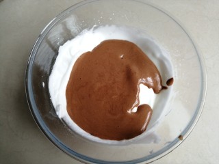 可可味小蛋糕卷,把拌好的蛋糕糊倒入剩余的蛋白霜里，用同样的手法搅拌均匀
