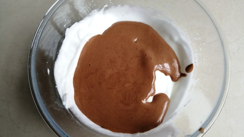 可可味小蛋糕卷,把拌好的蛋糕糊倒入剩余的蛋白霜里，用同样的手法搅拌均匀