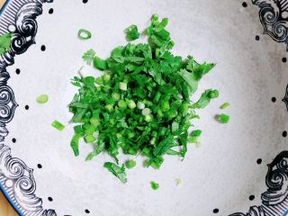 海苔三鲜馄炖,取一个大碗，切一些香菜和小葱末放入大碗中。