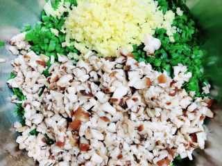 海苔三鲜馄炖,将香菇切成小丁儿、葱姜切碎，放入盆中。