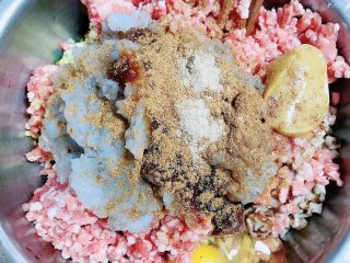 海苔三鲜馄炖,往盆中放入盐、白糖、蚝油、生抽、十三香、白胡椒粉、鸡蛋、浓汤宝一枚。