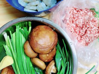 海苔三鲜馄炖,准备好食材。虾仁、香菇、肥瘦猪肉馅、韭菜苔、小葱、姜、馄炖皮。