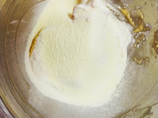 蔓越莓黑芝麻饼干,筛入低粉和奶粉，搅拌均匀