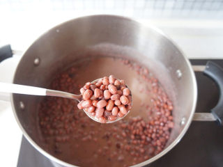 山药红豆糕,焯好的红豆重新加水煮熟