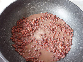 山药红豆糕,将煮好的红豆和白糖一起加到不沾锅里，中火翻炒