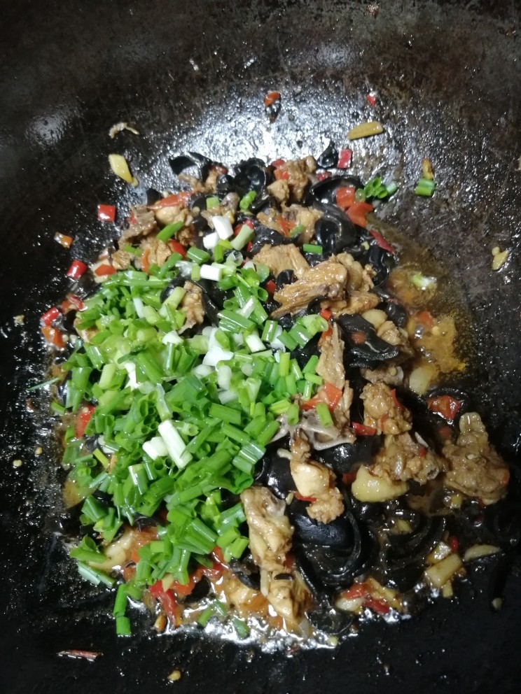 木耳剁辣椒炒鸡肉,收汁的时候加葱一起翻炒