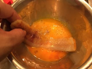 香酥鱼排（比炸的还酥）,鱼片沾蛋液