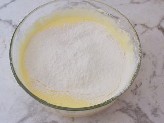 鸡蛋小饼干,筛入低筋面粉和澳优能立多Ｇ4奶粉