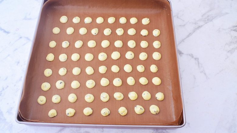 鸡蛋小饼干,再均匀的挤在烤盘上，烤盘记得铺上油纸或者耐高温油布