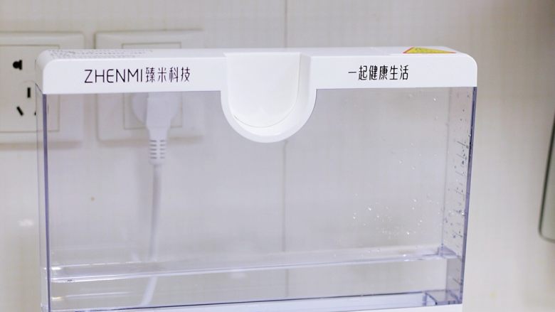 广式马拉糕,往臻米蒸汽料理机的水箱中加入适量的纯净水，不要低于最低或者高于最高水位线即可。