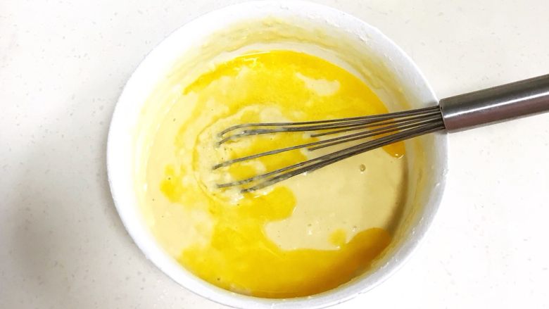 广式马拉糕,继续加入融化好的黄油。