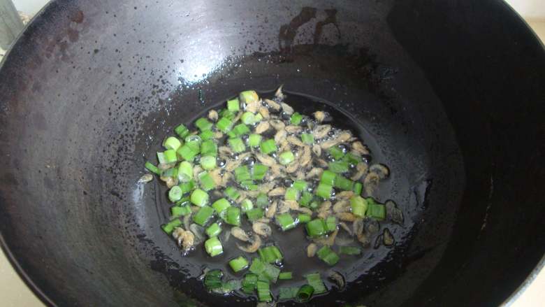 小白菜豆腐虾皮汤,底油炒香虾皮和香葱