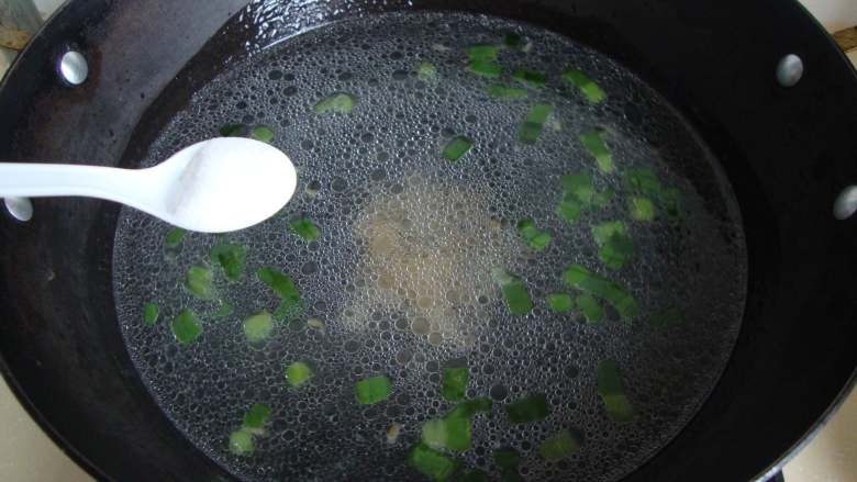 小白菜豆腐虾皮汤,加水、盐、鸡精煮开