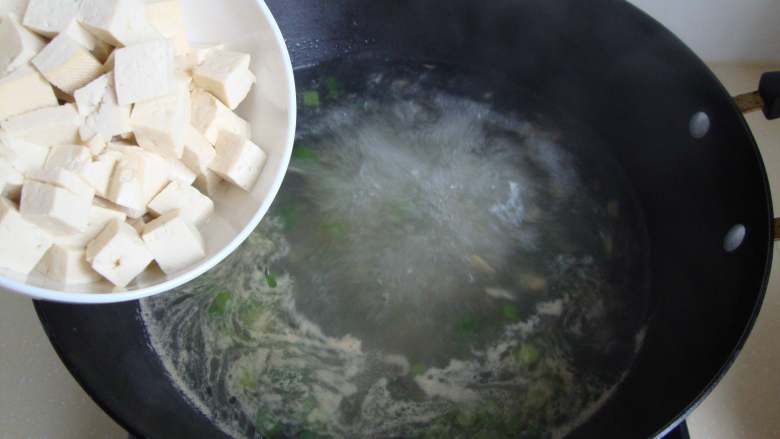 小白菜豆腐虾皮汤,放入豆腐煮两分钟