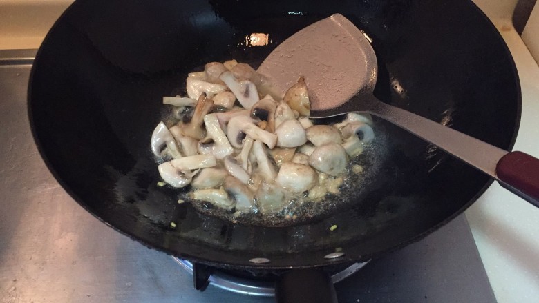 上汤娃娃菜,大蒜爆香后，后把蘑菇倒进去翻炒，大伙一分钟