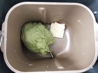 抹茶蜜豆牛奶卷,加入黄油继续一个揉面程序13分钟