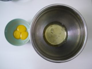 肉松小贝,蛋黄和蛋清分离，装在干净的容器中。蛋清可以放进冰箱冷藏或者冷冻15分钟备用。