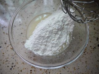肉松小贝,把低筋面粉过筛，然后倒进乳化好的水油糊中，搅拌至无干粉无颗粒状态。搅拌时间不能太长。