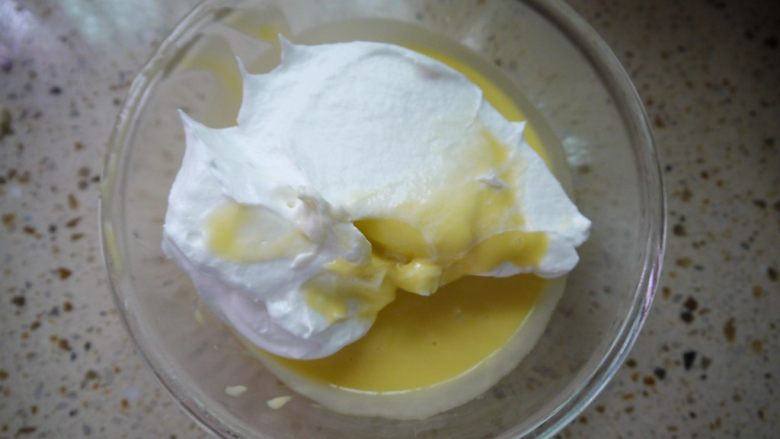 肉松小贝,把3分之1的蛋白霜加入到蛋黄糊中，用刮刀翻拌均匀，动作要快。翻拌就是用刮刀以写J字的方式，从2点的角度划到8点的角度，同时打蛋盆以逆时针的方向慢慢转动。