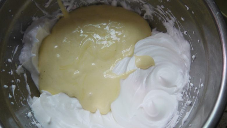 肉松小贝,然后把拌好的蛋糕糊倒入到剩余的蛋白霜中，继续用刮刀翻拌均匀。
