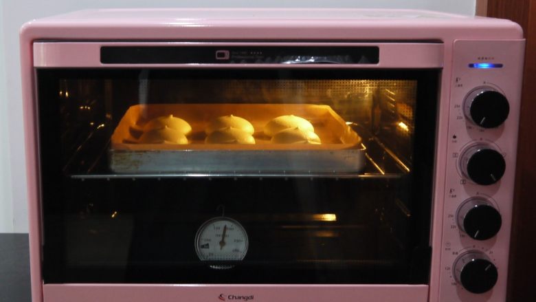 肉松小贝,把烤盘放进已经预热好的烤箱中，上下火190度，烘烤10分钟左右。