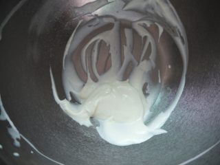 肉松小贝,现在制作夹馅，把淡奶油倒入打蛋盆，用打蛋器打发至浓稠的酸奶状。
