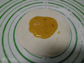 烤油酥糖饼,取一个剂子，擀成薄片，放入1勺玉米面油酥。