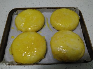 烤油酥糖饼,取出均匀涂上蛋黄液。