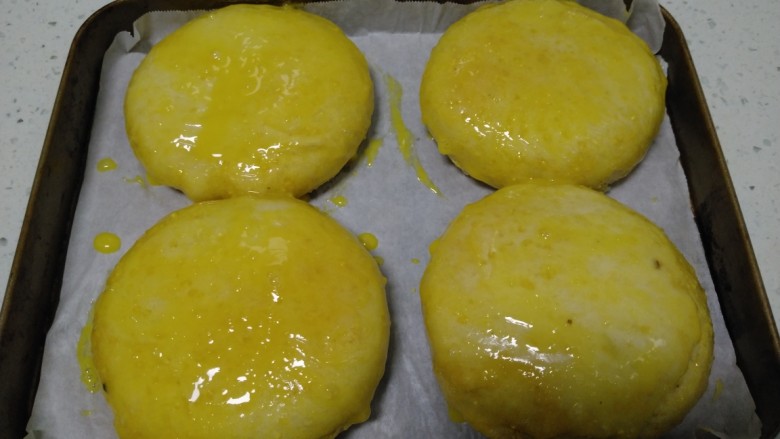 烤油酥糖饼,取出均匀涂上蛋黄液。
