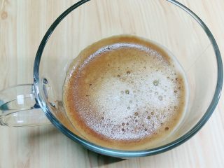 咖啡熔岩,打好的热咖啡放好待用。