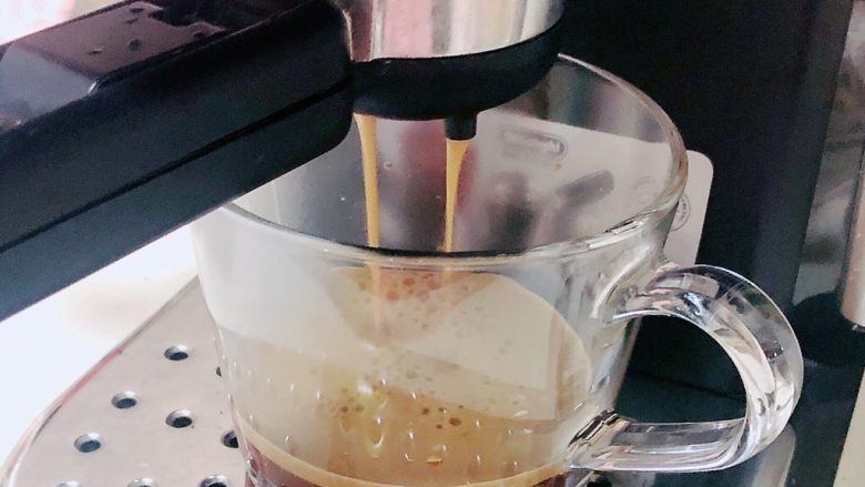 咖啡熔岩,咖啡粉放入咖啡机中，制作出新鲜的热咖啡。（没有咖啡机的可以用速溶咖啡粉代替）