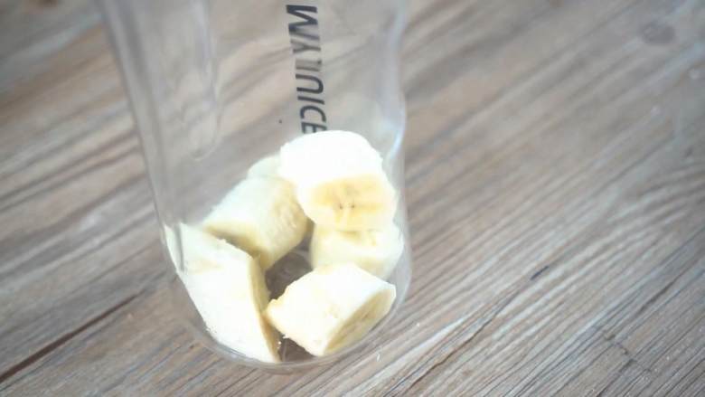 健康瘦身的香蕉燕麦奶昔——早上起来为自己做一杯，一天都是美美的~~,香蕉切块放入料理机中。