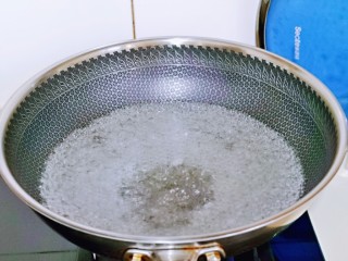 丸子酸辣粉,锅中加入水大火烧开。