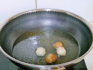 丸子酸辣粉,锅中加入纯净水，再加入丸子。(自己喜欢的配菜都可以)