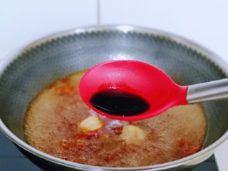 丸子酸辣粉,加入1小勺生抽提鲜。