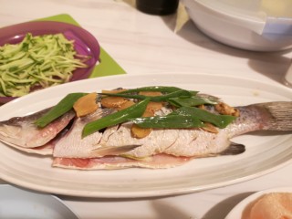 清蒸盲曹鱼,腌制好的鱼装入盘儿，上锅蒸八分钟。