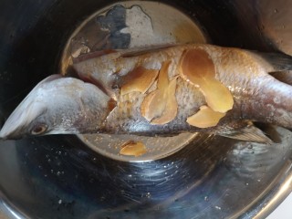 清蒸盲曹鱼,放入料酒，姜，葱，胡椒粉，盐，腌制半小时。