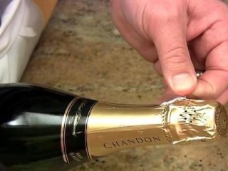 石榴气泡鸡尾酒,取出事先冰镇好的香槟或起泡酒，擦干水瓶上的水珠和潮湿。找到香槟或起泡酒酒帽上的封条，撕开