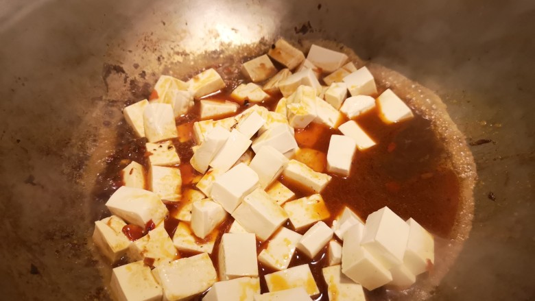 麻婆豆腐,下入豆腐。水正好在豆腐的位置就好。盖上锅盖煮五分钟。