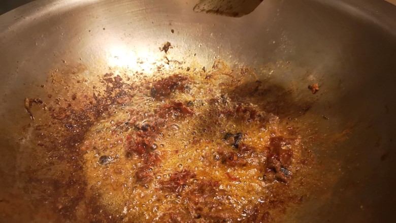 麻婆豆腐,肉沫变成金黄色加入豆豉和豆瓣酱，翻炒出红油。