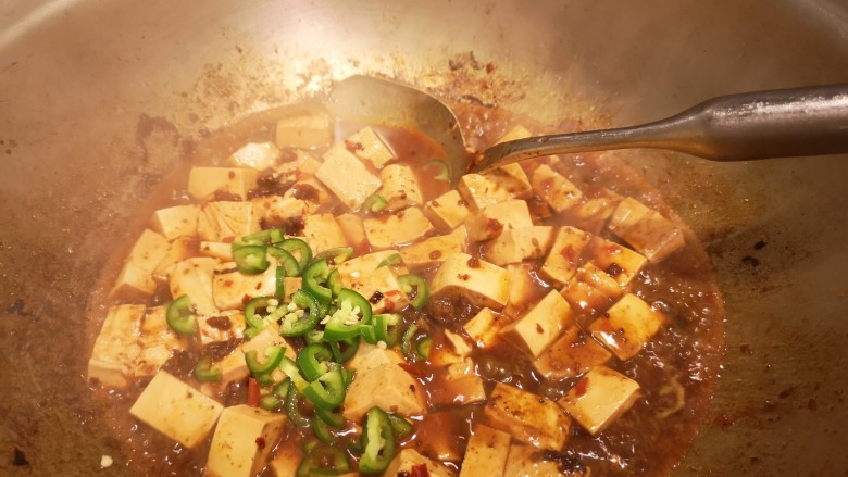麻婆豆腐,打开锅盖，加入辣椒丁。