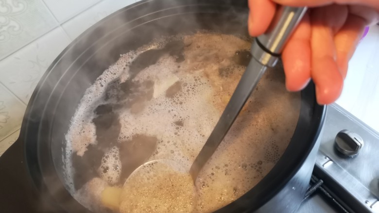 脊骨玉米汤,汤开了之后，去掉上面的浮沫。